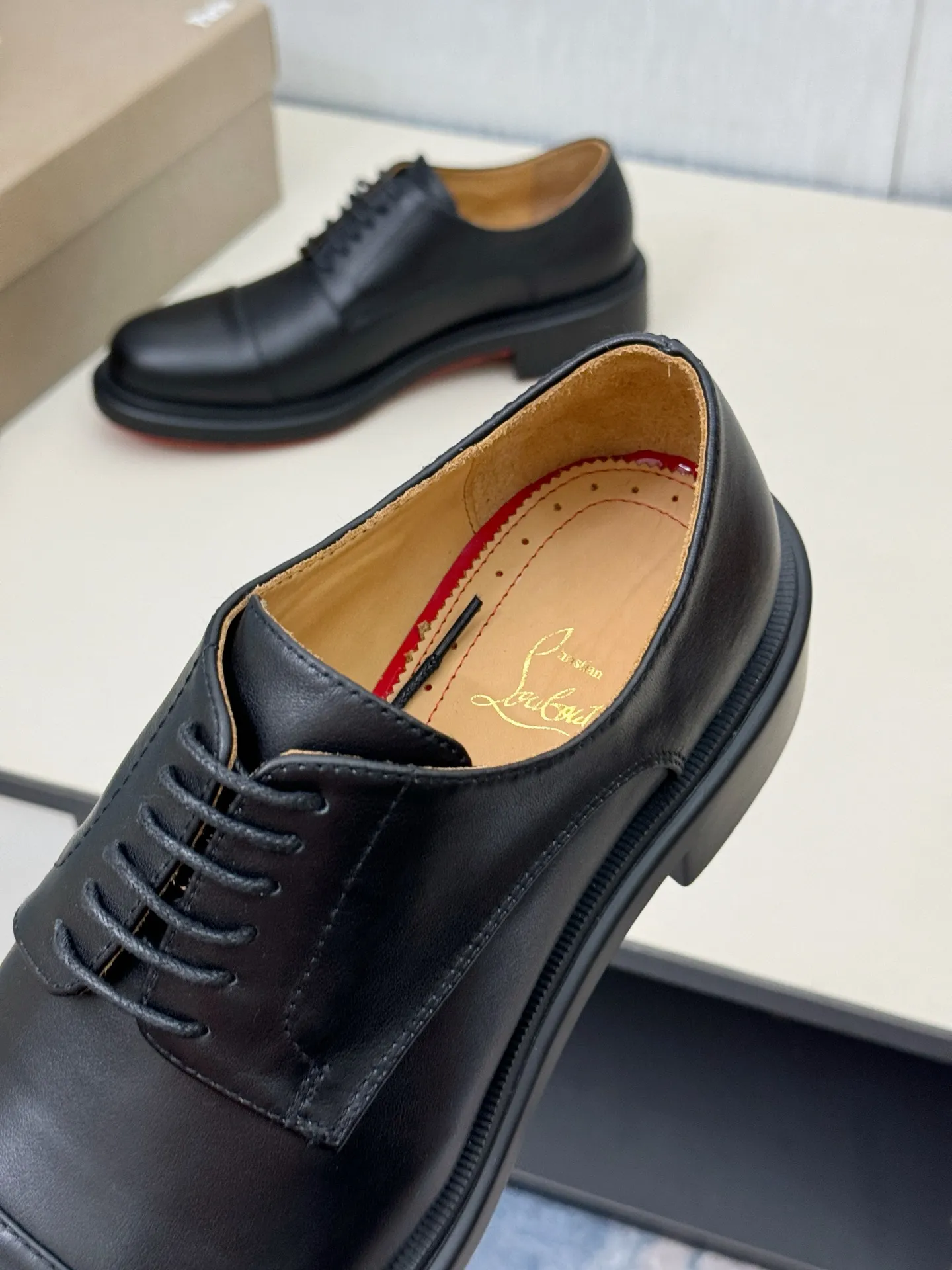[CL～High-end men's red-soled shoes] Top P: 840💰. Size: 39-44 (38.45.46 can be customized) 🆑Top original order purchasing agent Imported open-edge bead fabric, the lining is made of water-dyed cowhide🉑️ Imported TPU rubber sole, wear-resistant and non-slip, full of European style.
